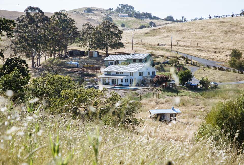 Guest House at the Stunning Sonoma Farmhouse With Vineyard Views - Petaluma, California