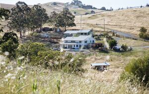 Guest House at the Stunning Sonoma Farmhouse With Vineyard Views - Petaluma, California