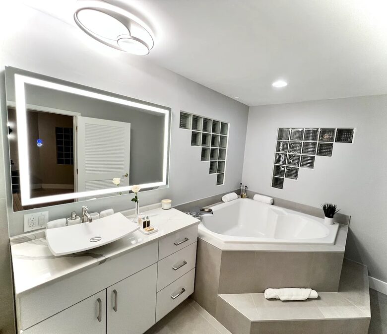 Two Beautiful East Fort Lauderdale Villas with a Private Pool - Fort Lauderdale, Florida