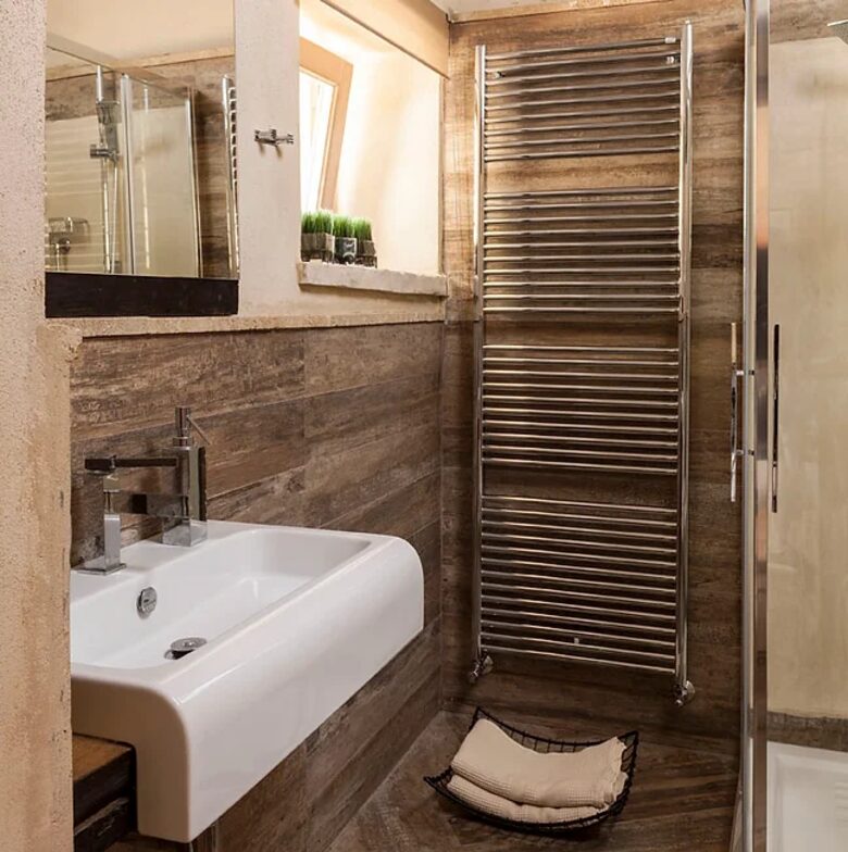 Shower room in casks bedroom and 6th bed/media room
