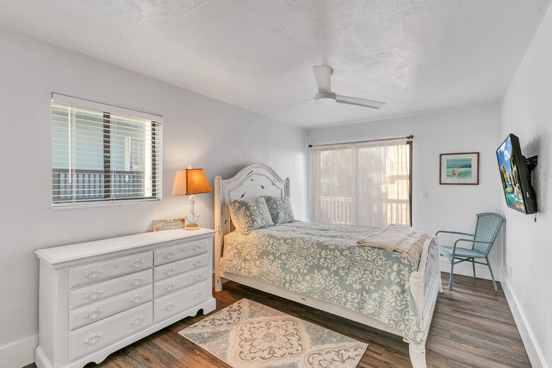 Bedroom 3 w queen