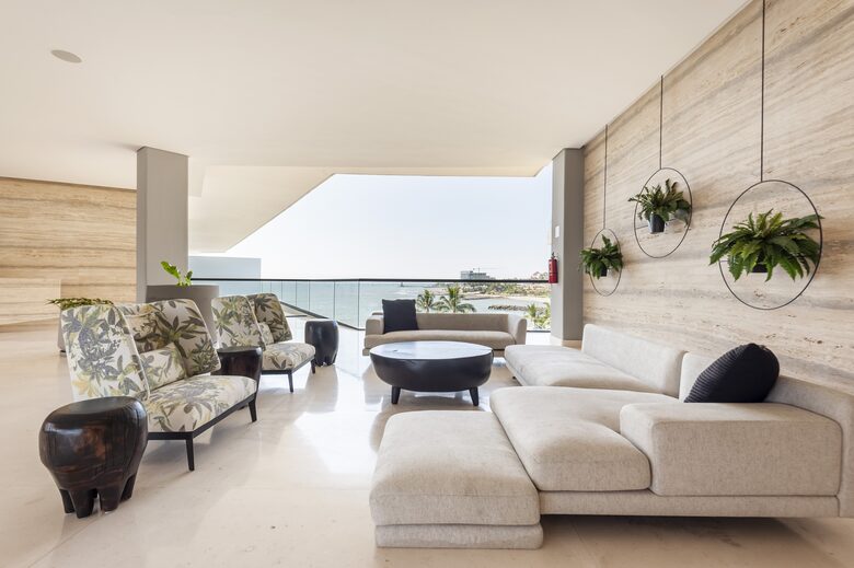 BUILDING'S LOBBY