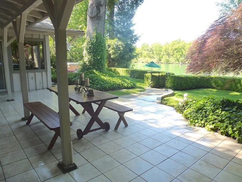 Northern California River Retreat Overlooking the Sacramento River near Redding - Anderson, California