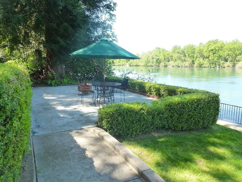 Northern California River Retreat Overlooking the Sacramento River near Redding - Anderson, California