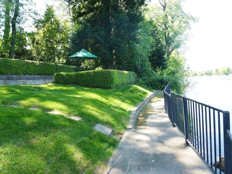 Northern California River Retreat Overlooking the Sacramento River near Redding - Anderson, California