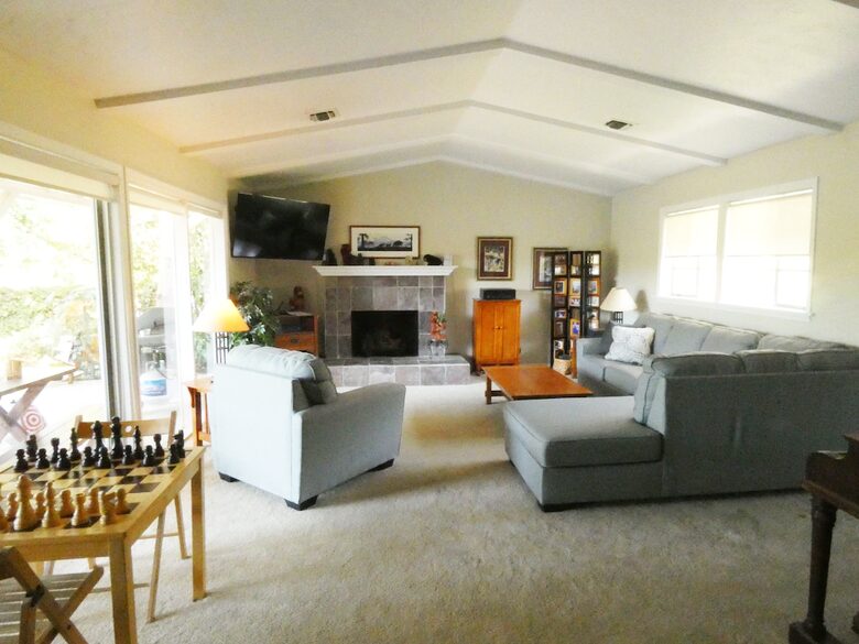 Northern California River Retreat Overlooking the Sacramento River near Redding - Anderson, California