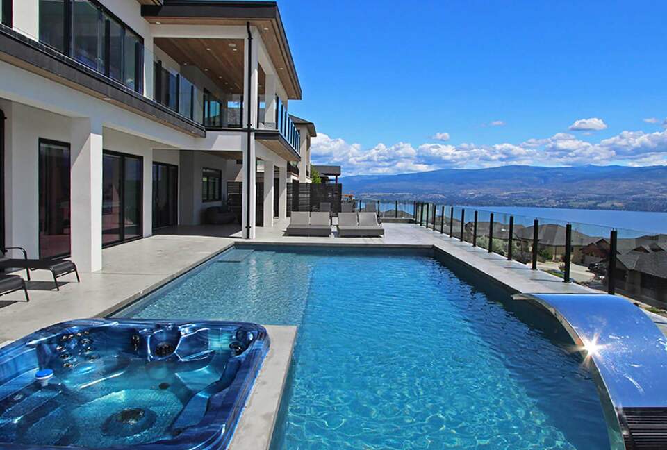 West Kelowna Dream Home with Okanagan Lake Views - West Kelowna, Canada