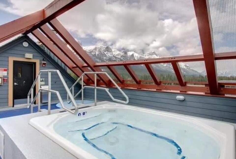 Canmore Mountain Escape with a Rooftop Hot Tub - Canmore, Canada