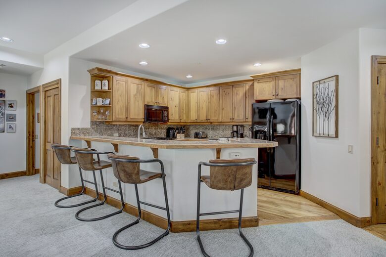 Arrowhead Beauty with Pool and Hot Tub! - Edwards, Colorado