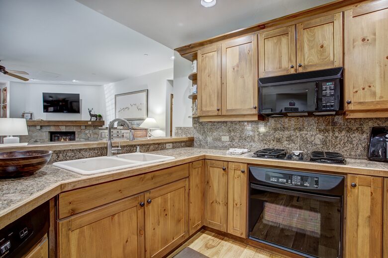 Arrowhead Beauty with Pool and Hot Tub! - Edwards, Colorado