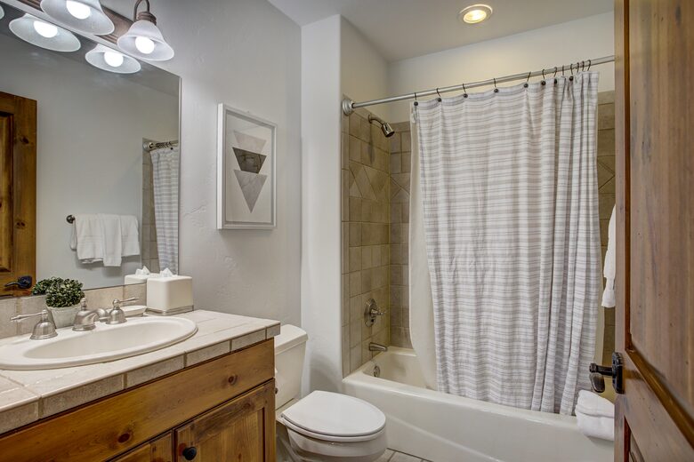 Arrowhead Beauty with Pool and Hot Tub! - Edwards, Colorado