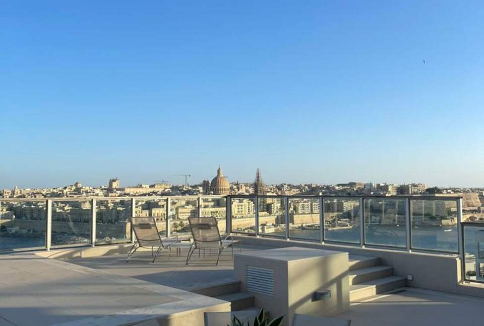 Luxury Seafront Penthouse with Private Pool & Breathtaking Panoramic Sea Views - Sliema, Malta