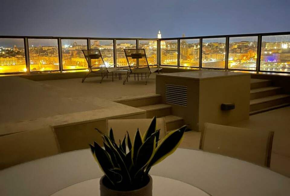 Luxury Seafront Penthouse with Private Pool & Breathtaking Panoramic Sea Views - Sliema, Malta