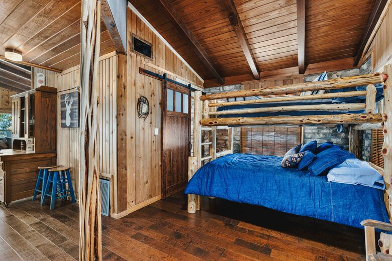 Lake View Retreat with BOAT Rental Available - Canyon Lake, Texas