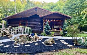 Boho-style Cabin with Hot Tub - Olmstead, Kentucky