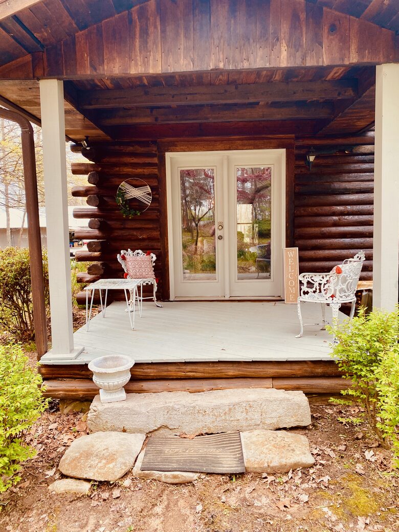 Boho-style Cabin with Hot Tub - Olmstead, Kentucky