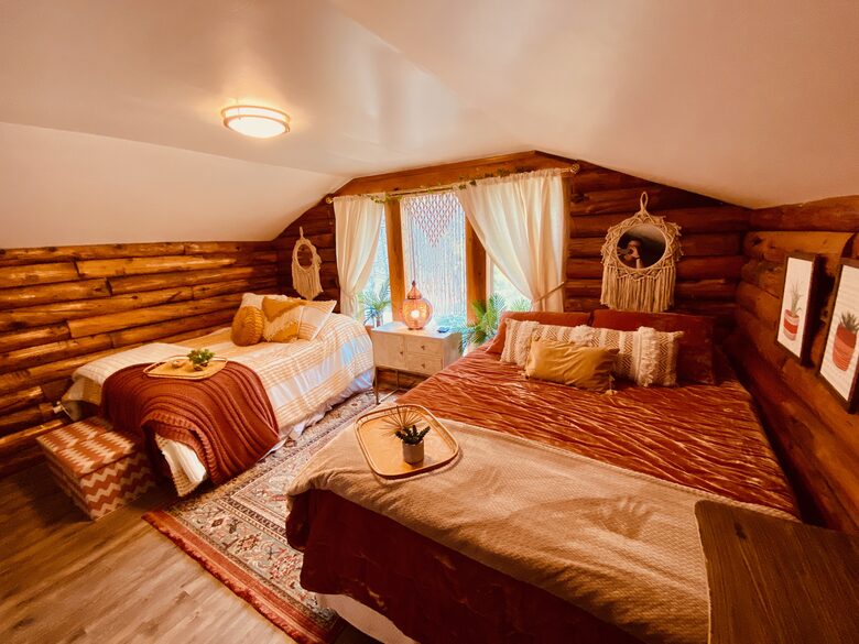Boho-style Cabin with Hot Tub - Olmstead, Kentucky