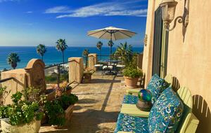 Wraparound entertaining Deck above the Sea
