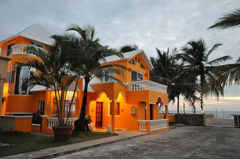 Villa Leone | Oceanfront Pool With Swim Up Bar and Hot Tub on the Beach - Cabarete, Dominican Republic