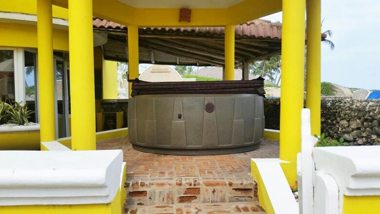Villa Leone | Oceanfront Pool With Swim Up Bar and Hot Tub on the Beach - Cabarete, Dominican Republic