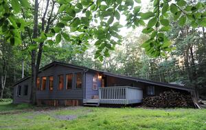 Charming Locust Lake Cottage - Tobyhanna Township, Pennsylvania