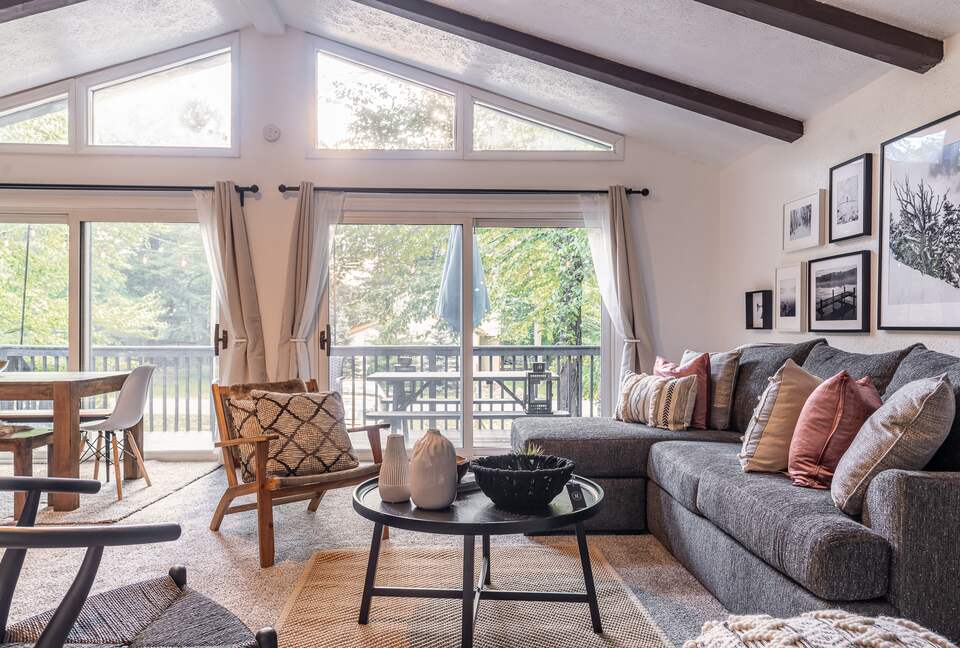 Cozy Modern Cabin Near Ski and Lake - Tobyhanna, Pennsylvania