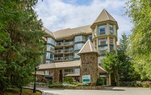 Cozy Ski-In Ski-Out Villa with Community Amenities - Whistler, Canada
