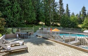 Cozy Ski-In Ski-Out Villa with Community Amenities - Whistler, Canada
