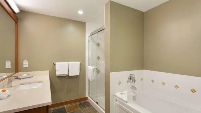 Large ensuite bathroom with shower and tub