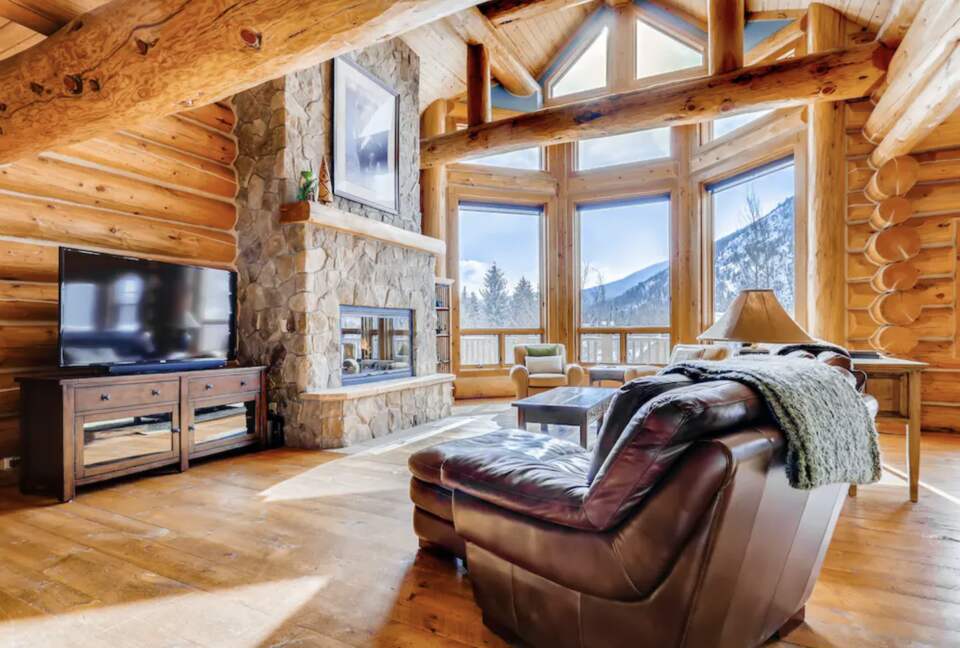 Gorgeous Frisco Log Cabin with Mountain Views & Private Hot Tub - Frisco, Colorado