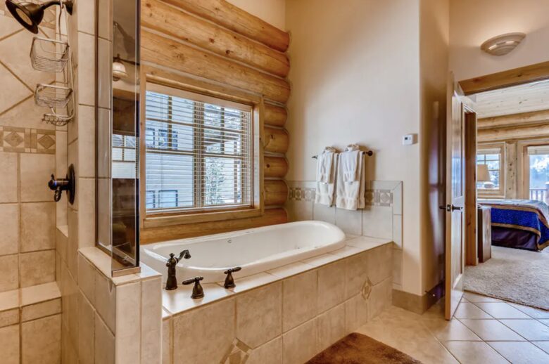 Gorgeous Frisco Log Cabin with Mountain Views & Private Hot Tub - Frisco, Colorado