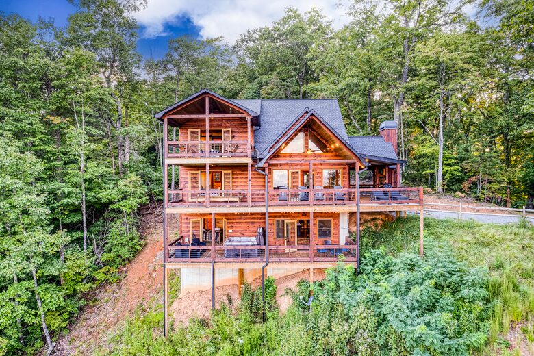 Luxury Mountain and Lake View Cabin - Blue Ridge, Georgia