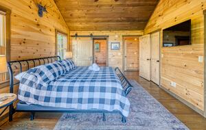 Luxury Mountain and Lake View Cabin - Blue Ridge, Georgia