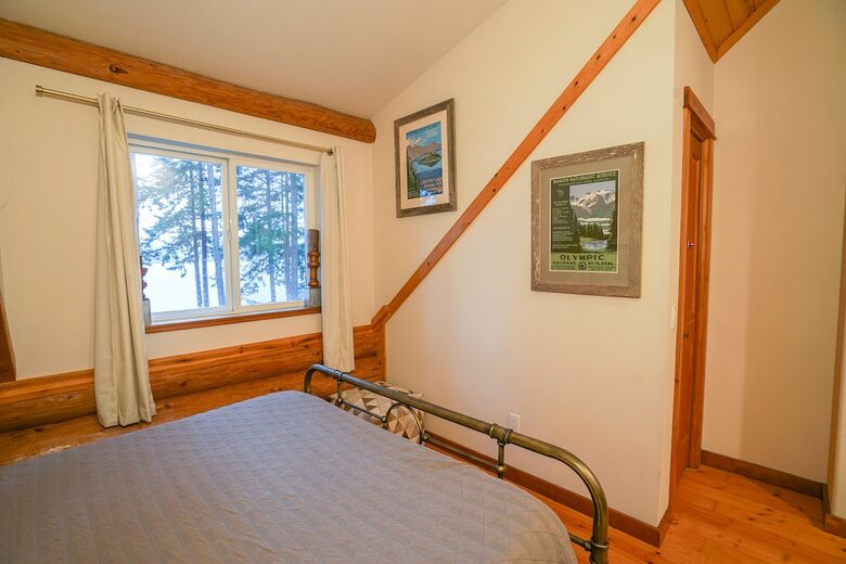 Wild Oyster Lodge on Hood Canal | Beach and Hot Tub - Quilcene, Washington