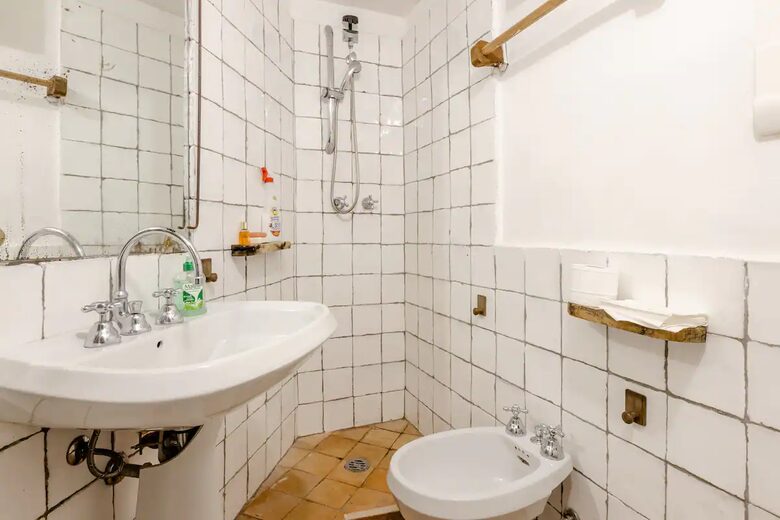 Double Bedroom with 2 single bed's Bathroom