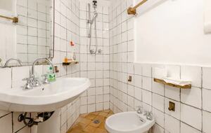 Double Bedroom with 2 single bed's Bathroom