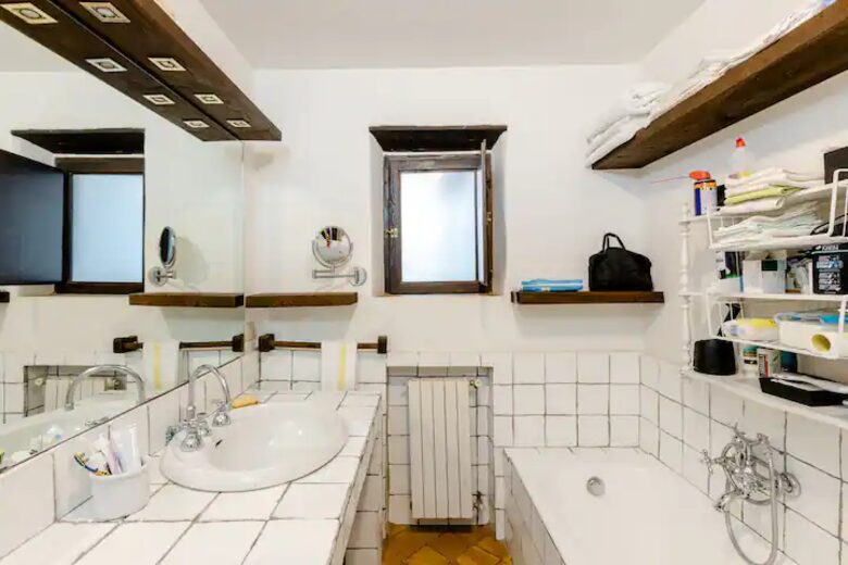 Master Bedroom's Bathroom