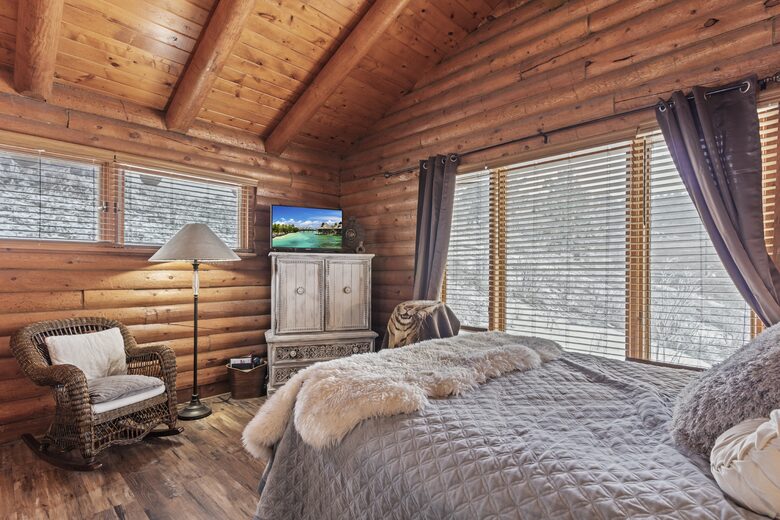 2ND MASTER BEDROOM queen bed