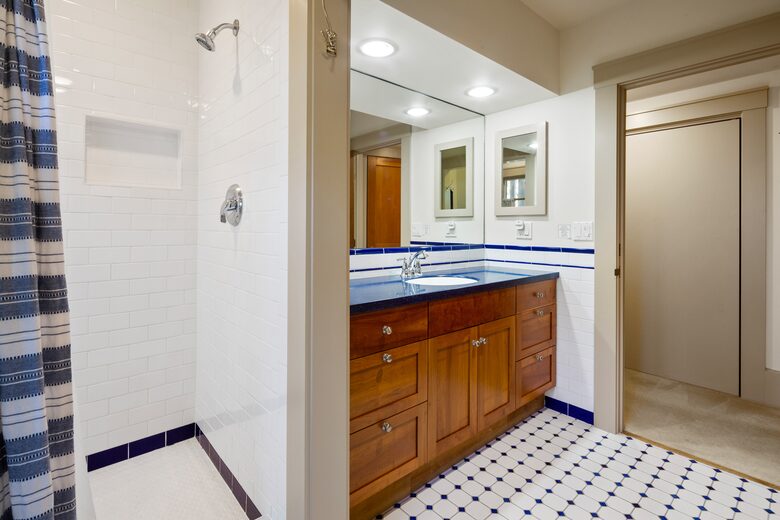 Bedroom 2 Bathrooom