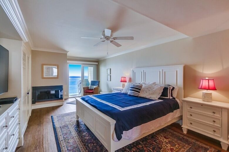 Ocean Front Luxury Beach Condo with Pool and Spa - Solana Beach, California