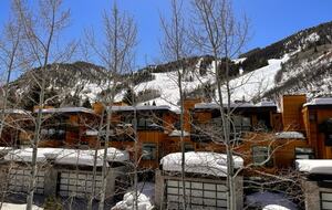 Perfectly located Aspen Condominium| Quick walk to downtown & three blocks from Aspen Gondola - Aspen, Colorado