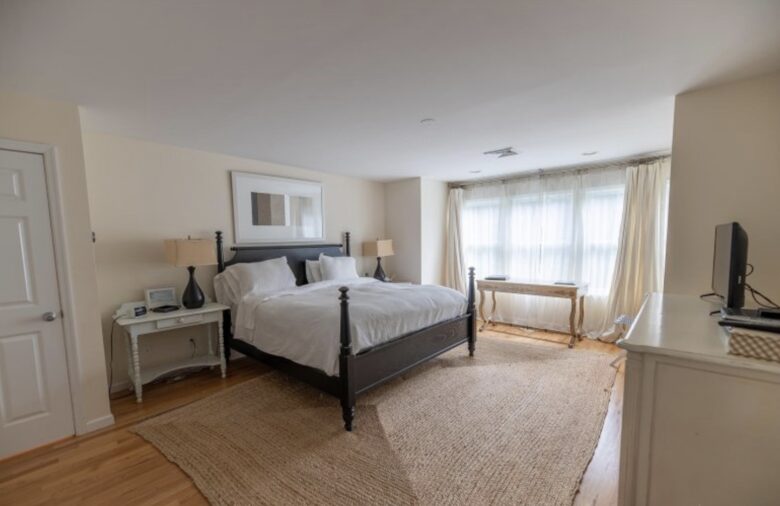 Hamptons Hideaway | Close to East Hampton Village and Beaches - East Hampton, New York