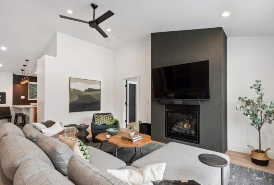 Whitefish 4-Acre Getaway | Hot Tub | Big Mountain Views - Whitefish, Montana