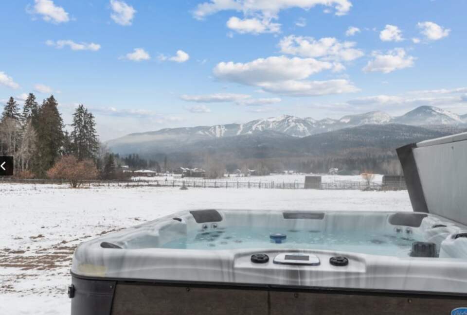Whitefish 4-Acre Getaway | Hot Tub | Big Mountain Views - Whitefish, Montana