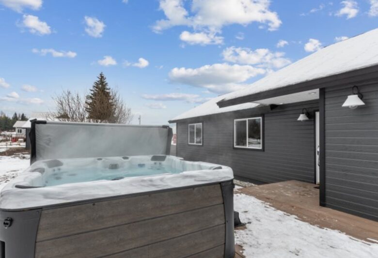 Whitefish 4-Acre Getaway | Hot Tub | Big Mountain Views - Whitefish, Montana