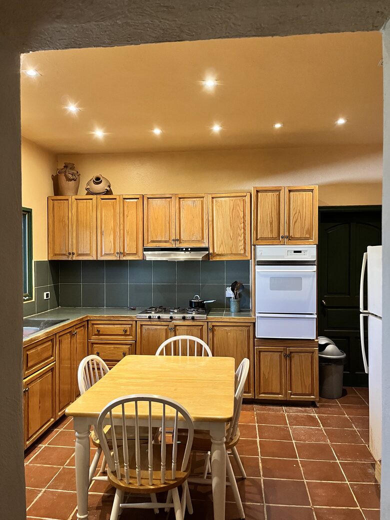 Modern Mexican | Meditarrean style with a Pickleball court, outdoor activities & near cultural sites - Malinalco, Mexico