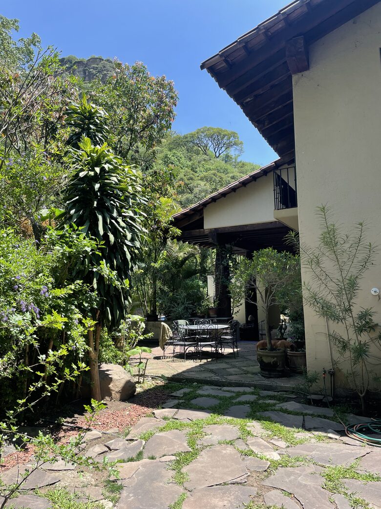 Modern Mexican | Meditarrean style with a Pickleball court, outdoor activities & near cultural sites - Malinalco, Mexico