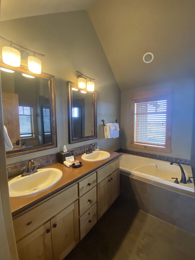 Sage Canyon Luxury 2BR Cabin - Powell Butte, Oregon