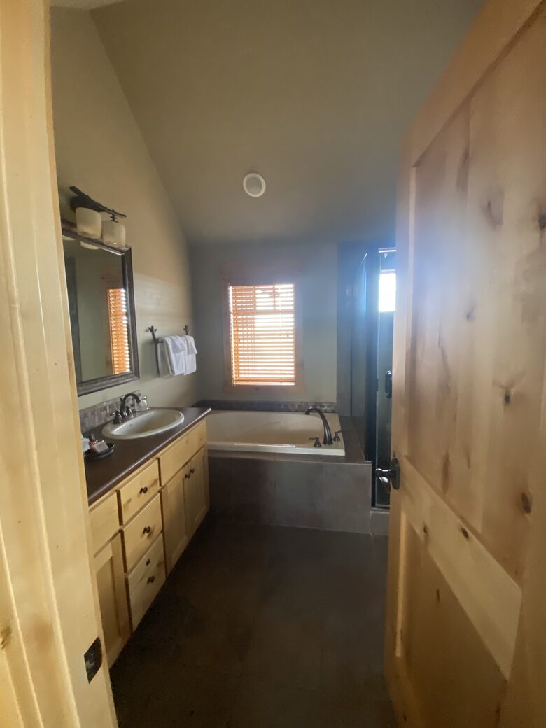 Sage Canyon Luxury 2BR Cabin - Powell Butte, Oregon