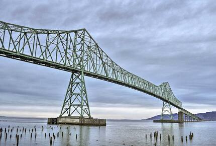Elegant Pier Waterfront Retreat in Downtown Astoria - Astoria, Oregon